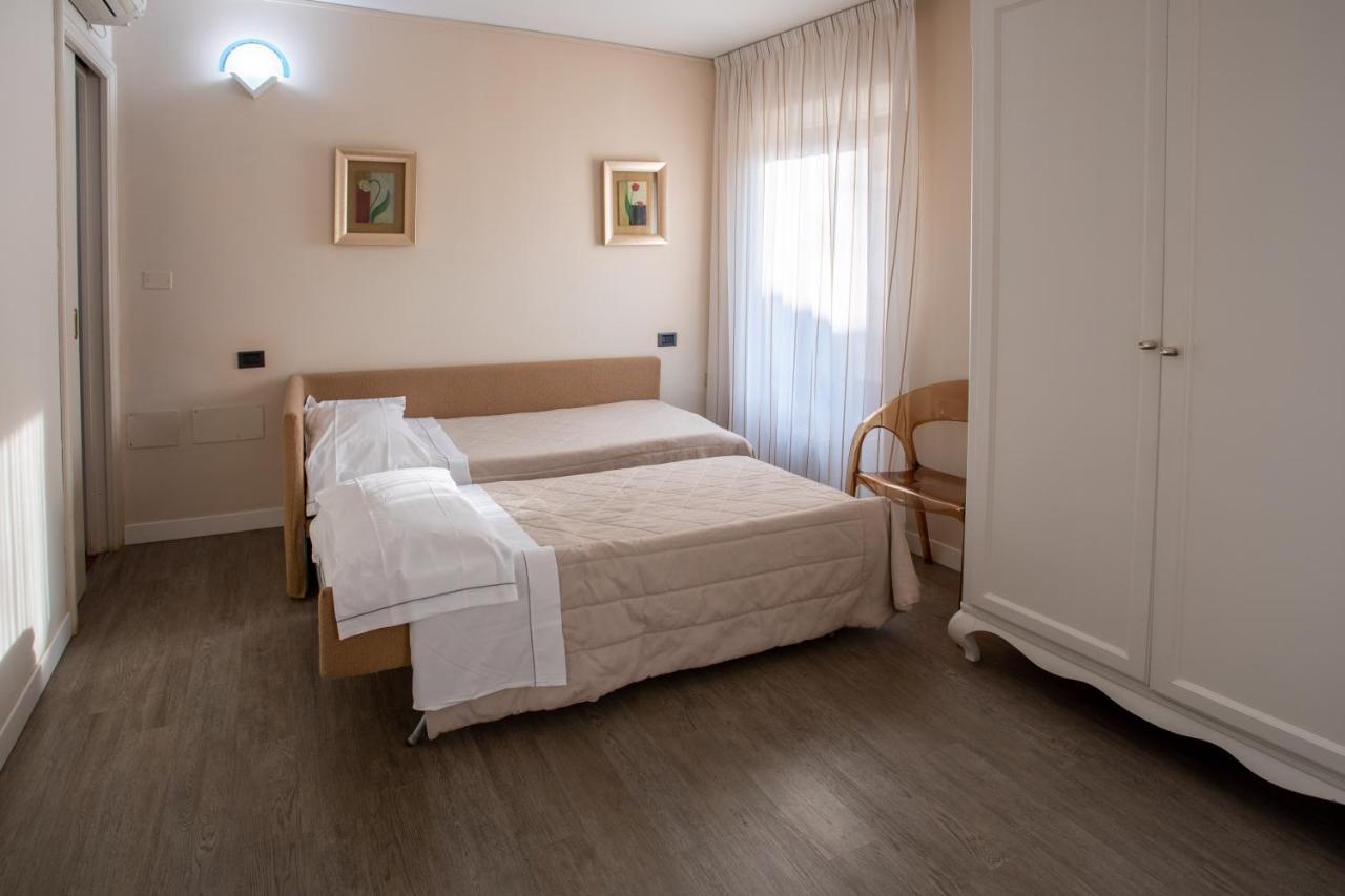 Hotel Degli Oleandri Sirmione Bagian luar foto
