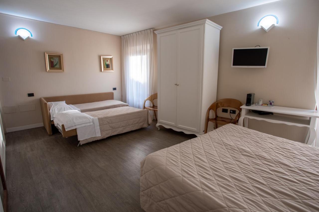 Hotel Degli Oleandri Sirmione Bagian luar foto