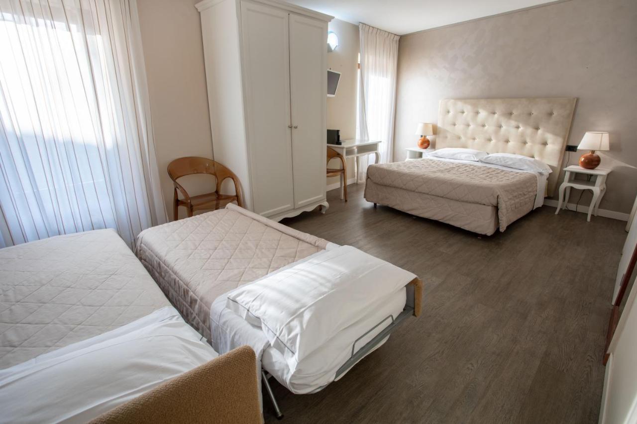 Hotel Degli Oleandri Sirmione Bagian luar foto