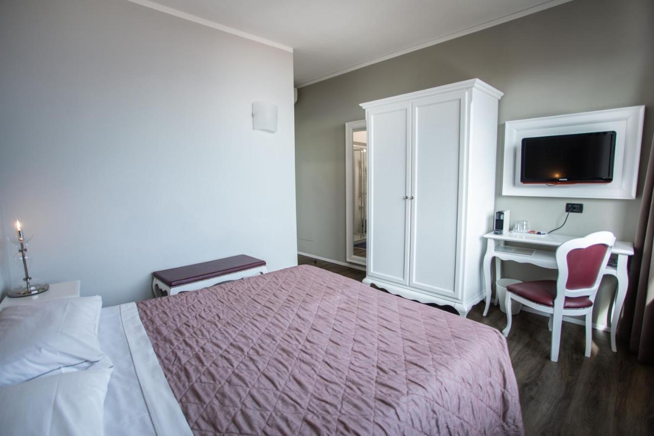 Hotel Degli Oleandri Sirmione Bagian luar foto
