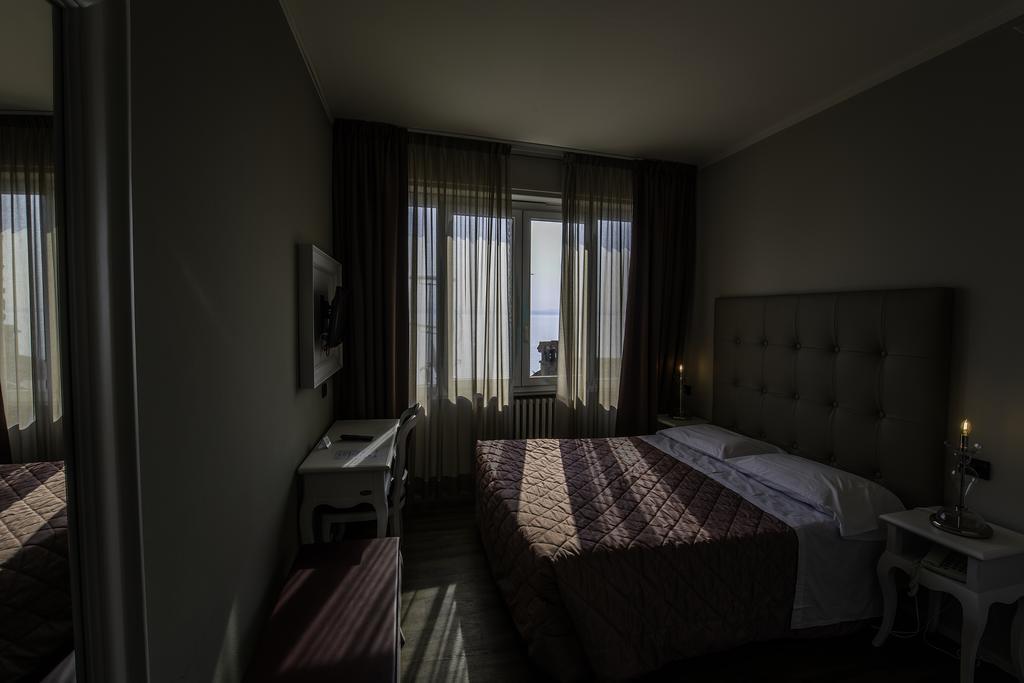 Hotel Degli Oleandri Sirmione Bagian luar foto